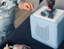La Toniebox est bien plus qu'un simple lecteur audio ; c'est une véritable porte d'entrée vers un monde d'histoires et de musique. Conçue pour être ludique et facile à utiliser, elle s'adresse aux enfants tout en apportant une touche de magie à leurs moments de détente.