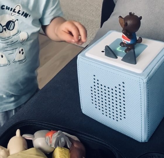 La Toniebox est bien plus qu'un simple lecteur audio ; c'est une véritable porte d'entrée vers un monde d'histoires et de musique. Conçue pour être ludique et facile à utiliser, elle s'adresse aux enfants tout en apportant une touche de magie à leurs moments de détente.
